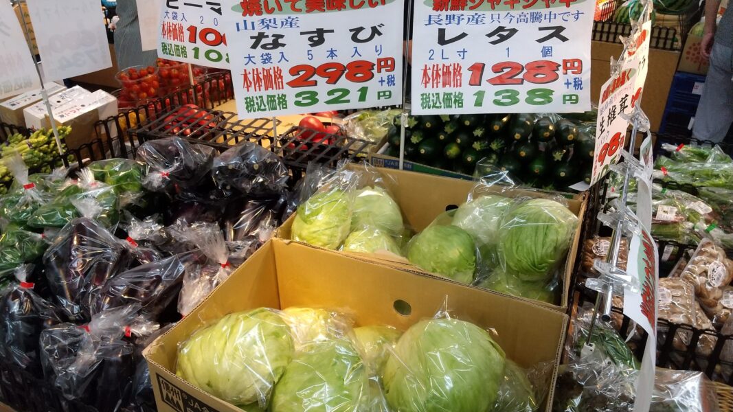 入口近くの野菜めっちゃ安い！